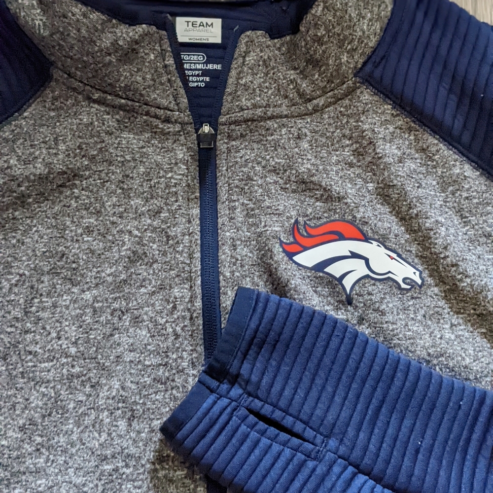 Official NFL Denver Broncos Women's Zip Up Sweater with Thumb Holes (XXL / 2X)